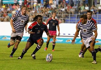 Winger Tythan Adams of FNB Madibaz chases down a loose ball in the FNB Varsity Cup game against FNB UCT in Port Elizabeth on Monday evening. The home side went down 26-13 to the Ikeys. Photo: Michael Sheehan/SASPA
